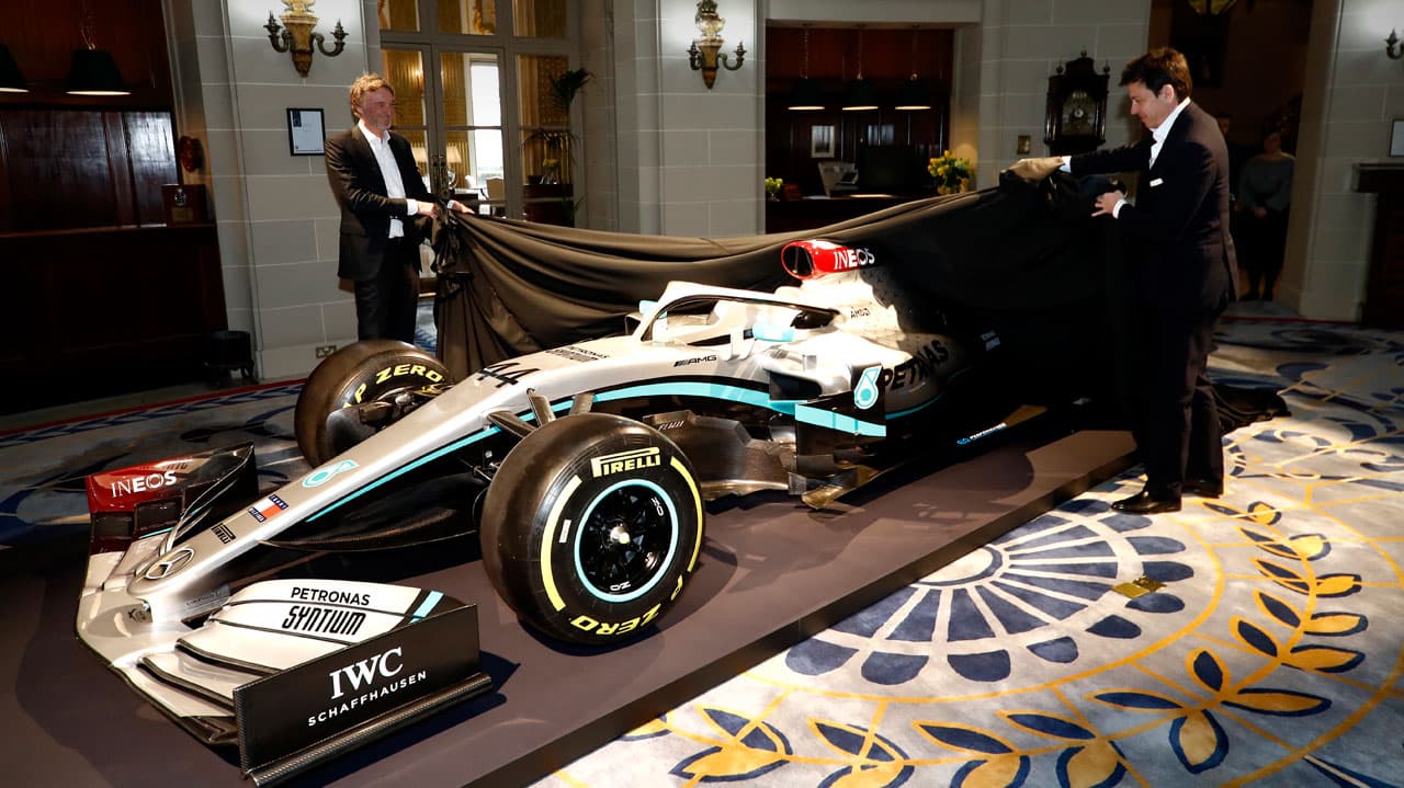 La escudería Mercedes AMG F1 presentó su nuevo auto con la imagen de su nuevo patrocinador en el Royal Automovile Club de Inglaterra y da el primer adelantamiento a Ferrari en la temporada 2020 de la Fórmula Uno.