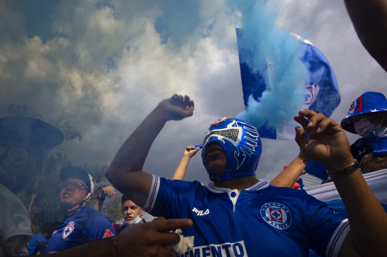Simplemente espectacular... Miles de fans de la Máquina celeste dieron una histórica bienvenida a su equipo en el Azteca. ¡Qué imágenes!