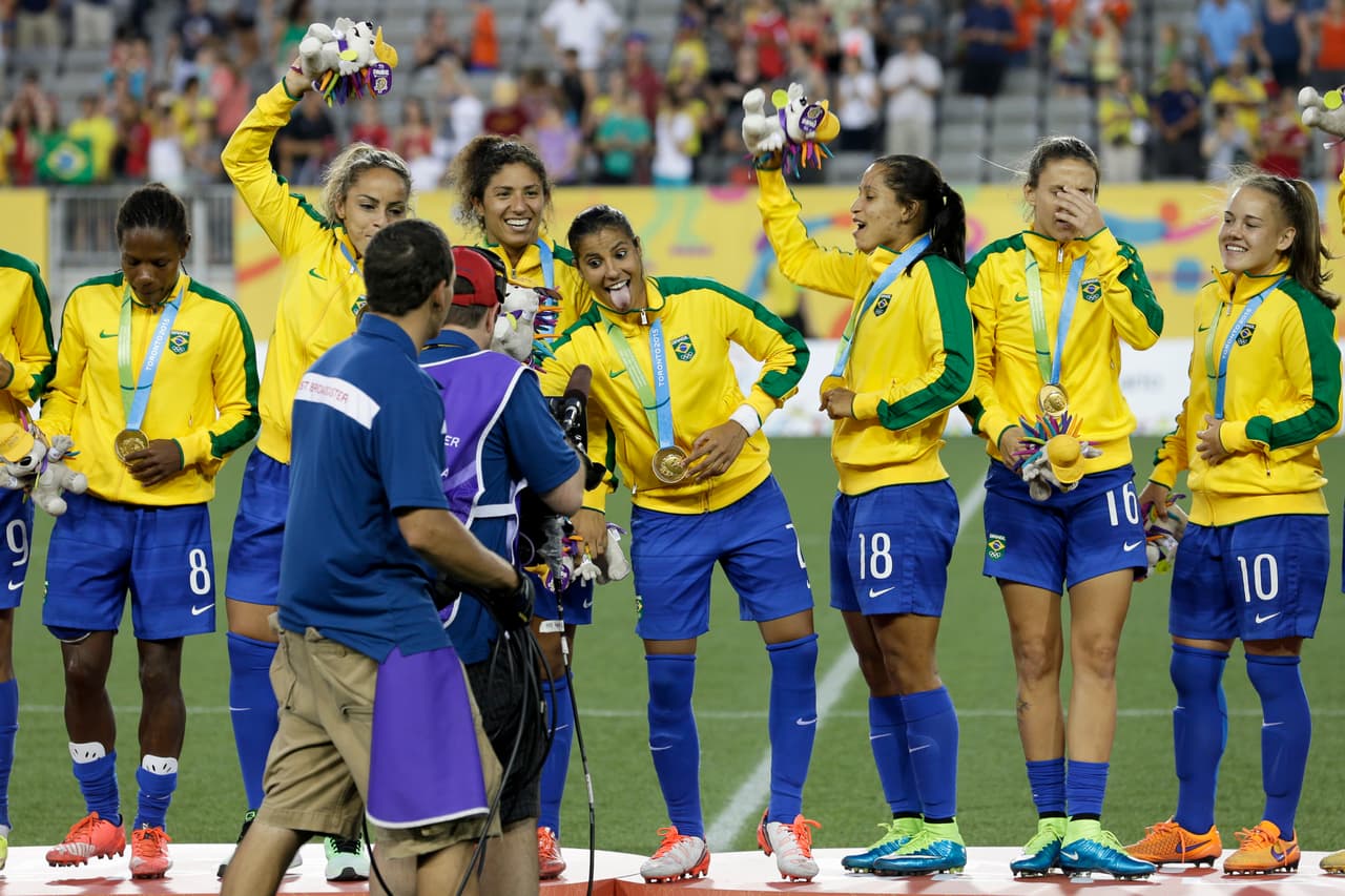 En el futbol femenil, Brasil goleó a Colombia 4-0 y se llevó el oro, el tercer lugar fue para México.