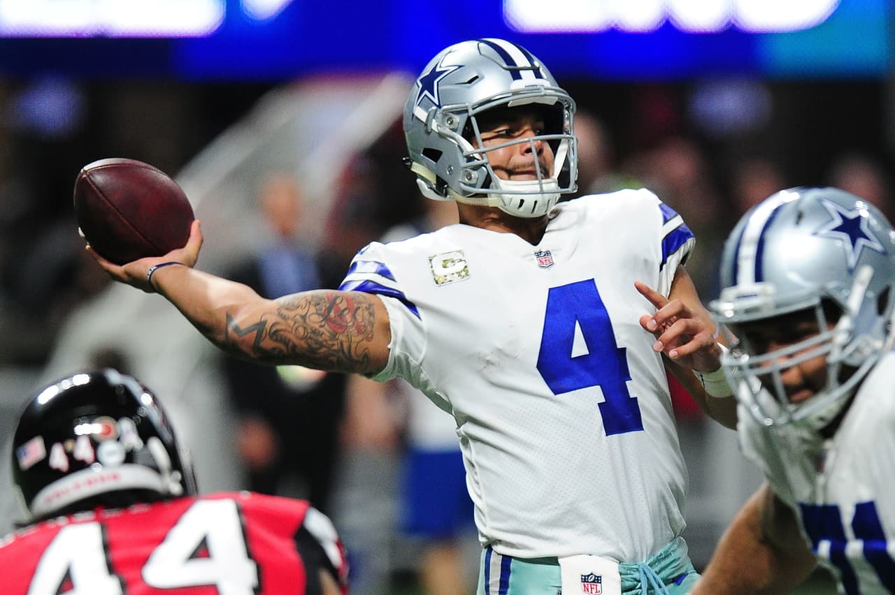 Dak Prescott no contó con el apoyo de su corredor estrella y esto se notó en sus números. Acertó 20 de 30 pases para 176 yardas sin pases de anotación y con par de balones sueltos.