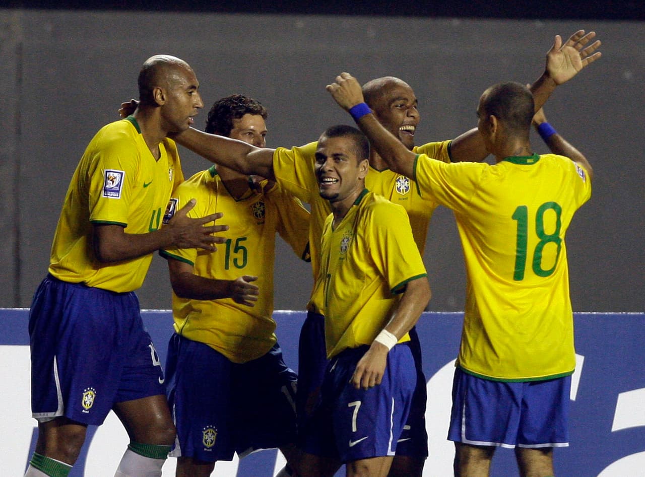 Nilmar abrió el marcador al minuto 31 para poner en ventaja a una Canarinha que jugaba sin muchas de sus estrellas.