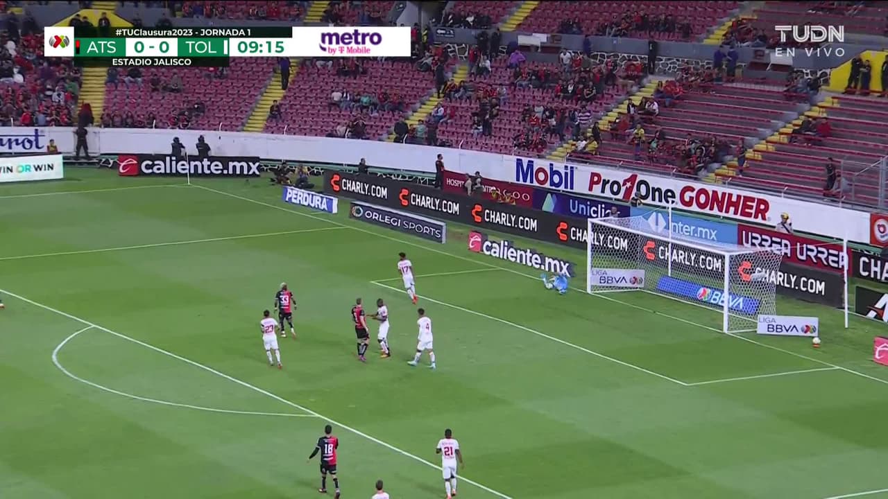 ¡TIRO ATAJADO! disparo por Julián Quiñones.