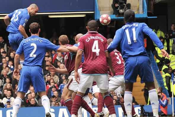 El brasileño Alex puso su granito de arena con este gol de cabeza.