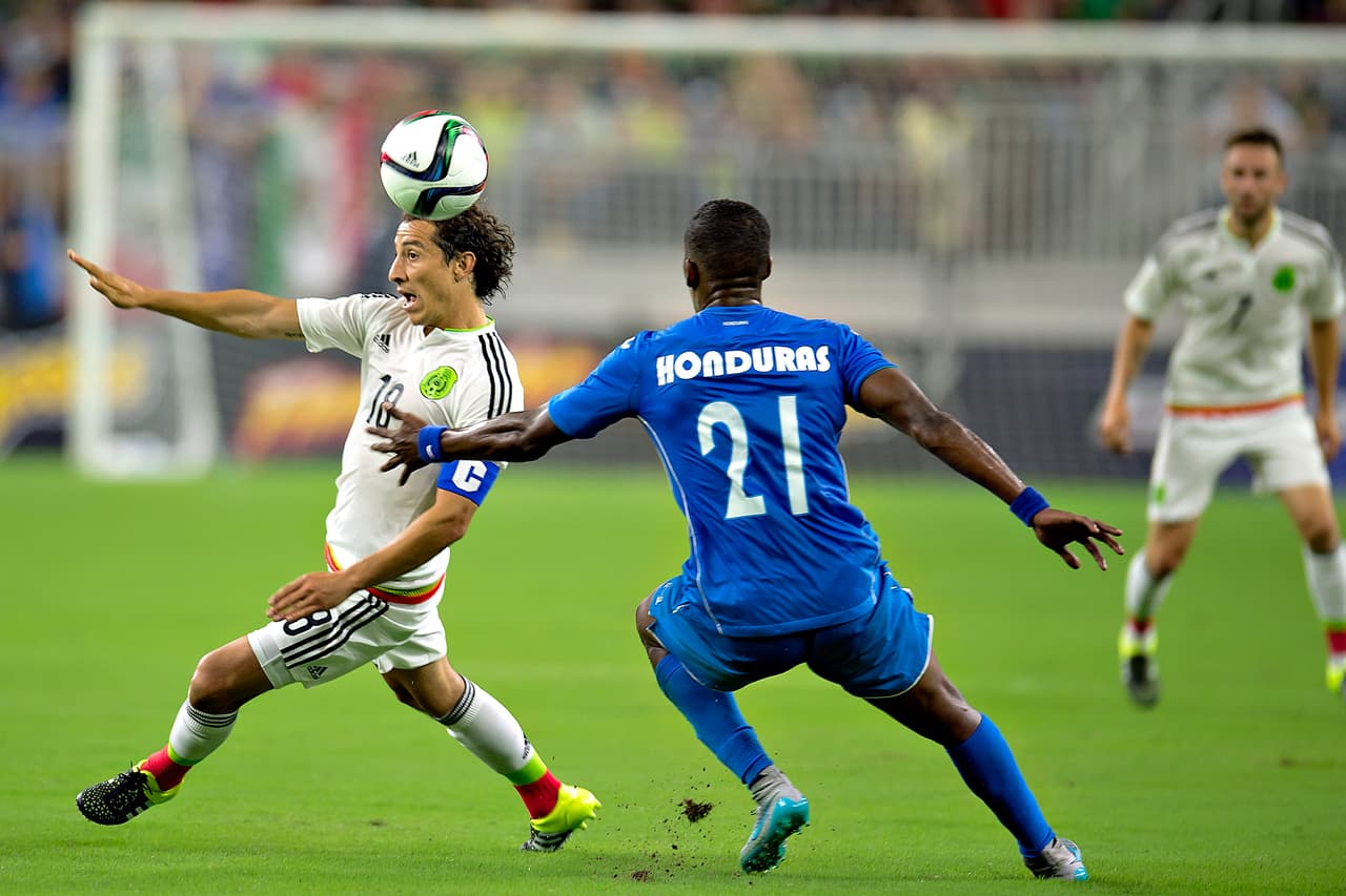 7 Brayan Beckelesfue el hombre de la jugada de la fractura de Javier Hernández, lo hizo en una fuerte, pero leal entrada. Su accionar fue parejo en todo el partido.