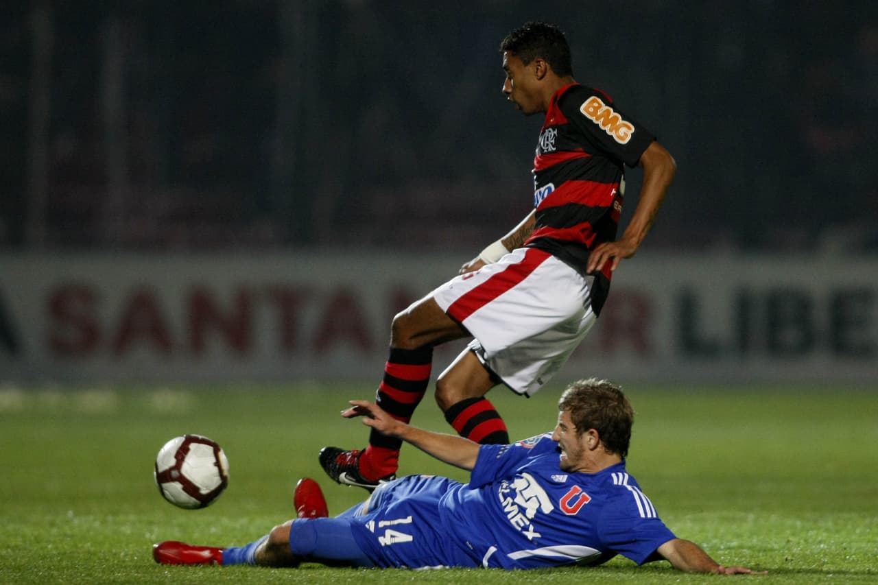 En Europa pasó a jugar con Besiktas antes de devolverse a Brasil. Pasó a la MLS con Philadelphia Union y luego jugó paraó Indy Eleven. Actualmente está con los Fort Lauderdale Strikers de la North American Soccer League (NASL).