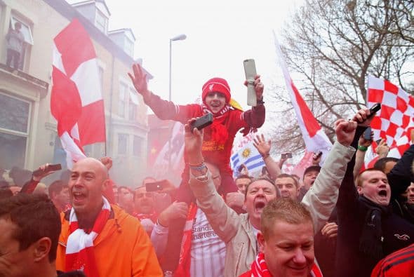 Pero también se dieron cita en el mítico estadio porque apoyarían a sus 'Reds', que jugaban ante el Manchester City.