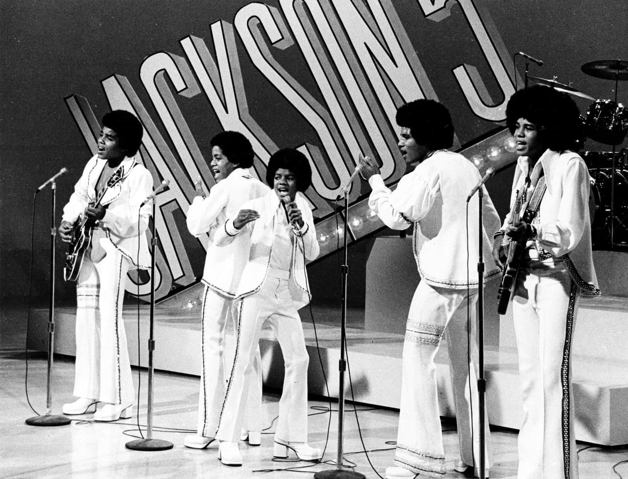 Michael Jackson hizo historia, junto con sus hermanos, con el grupo Jackson 5, pues hicieron 4 sencillos número uno.