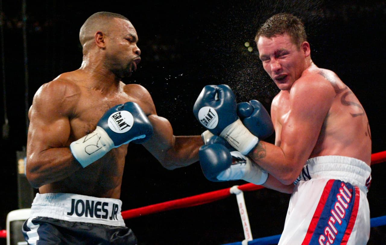 Clinton Woods era uno de los peleadores semipesados más peligrosos del Reino Unido. Sin embargo, el británico sucumbió en seis asaltos ante Jones Jr. en 2002, lo que significó su primera y única derrota por nocaut técnico.