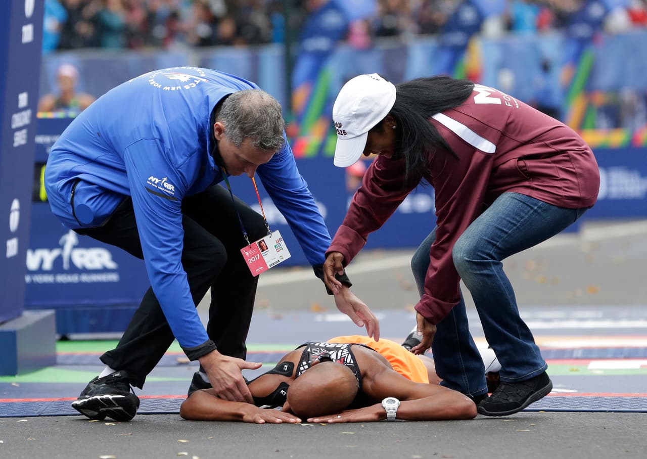 El estadounidense Meb Keflezighi puso el momento dramático de la carrera al caer desplomado a su llegada a la meta.