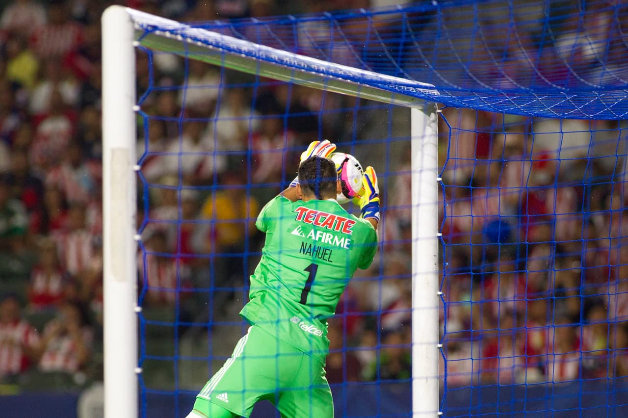 Y Nahuel Guzmán hacía lo propio en su arco para evitar el gol del 
<i>Rebaño.</i>