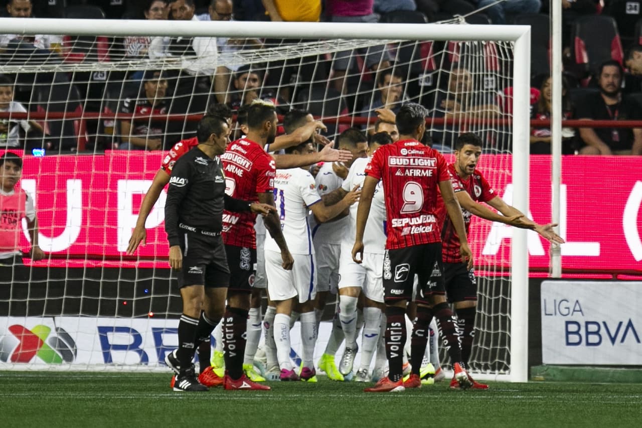 Con goles de Velázquez, Balanta y 'Cubo' Torres, Xolos remontó de último minuto para arrebatarle los tres puntos a Cruz Azul. Aguilar y Yotún anotaron para La Máquina.