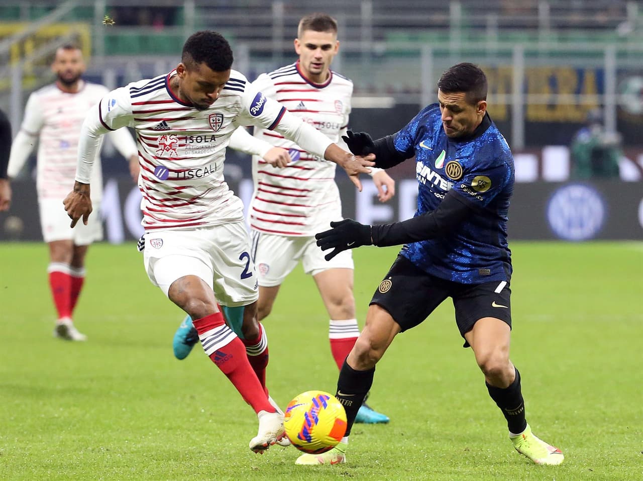 Inter golea a Cagliari 4-0 con anotaciones de Alexis Sánchez, Hakan Calhanoglu y doblete de Lautaro Martinez y colocándose en segundo lugar de la Serie A.