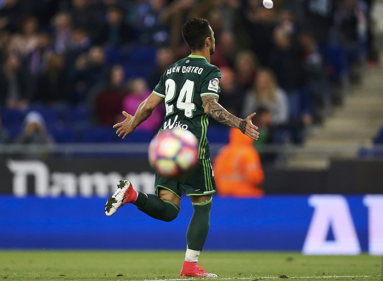 El experimentado Ruben Castro (Betis) celebró así la apertura del marcador al minuto 78 desde el punto penal. Para él fue el décimo gol en esta temporada con el equipo sevillano.