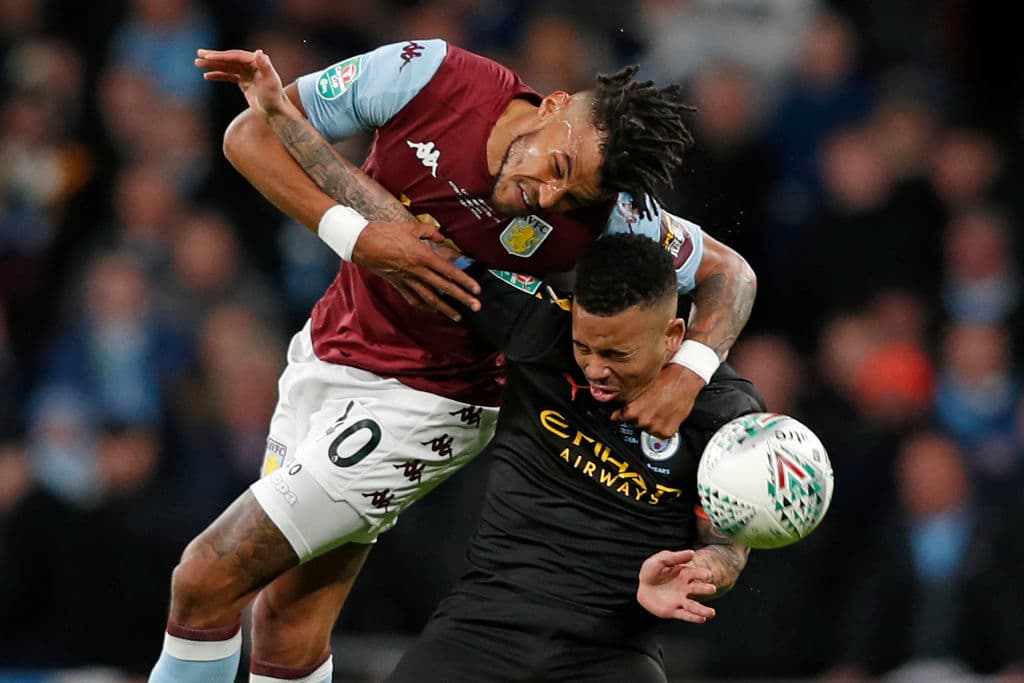 Tyrone Mings evita el remate de Gabriel Jesús y lo arrolla en el aire