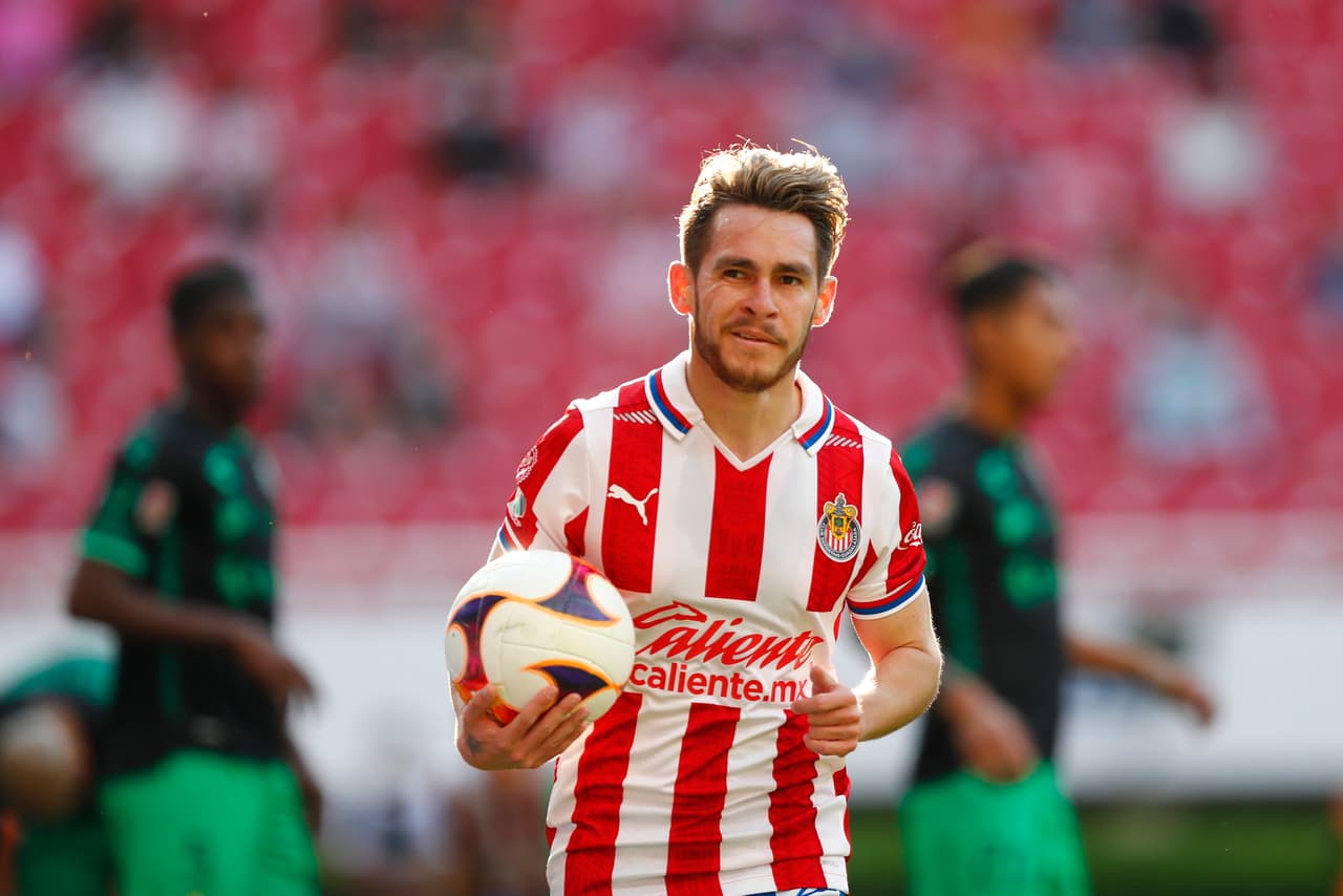 Malas noticias para Chivas, 'Canelo' Angulo es duda por lesión