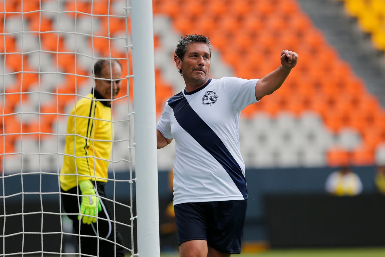 Carlos Poblete (centro) fue una de las figuras del juego que congregó a varios de los jugadores más importantes de la Franja en los últimos años.