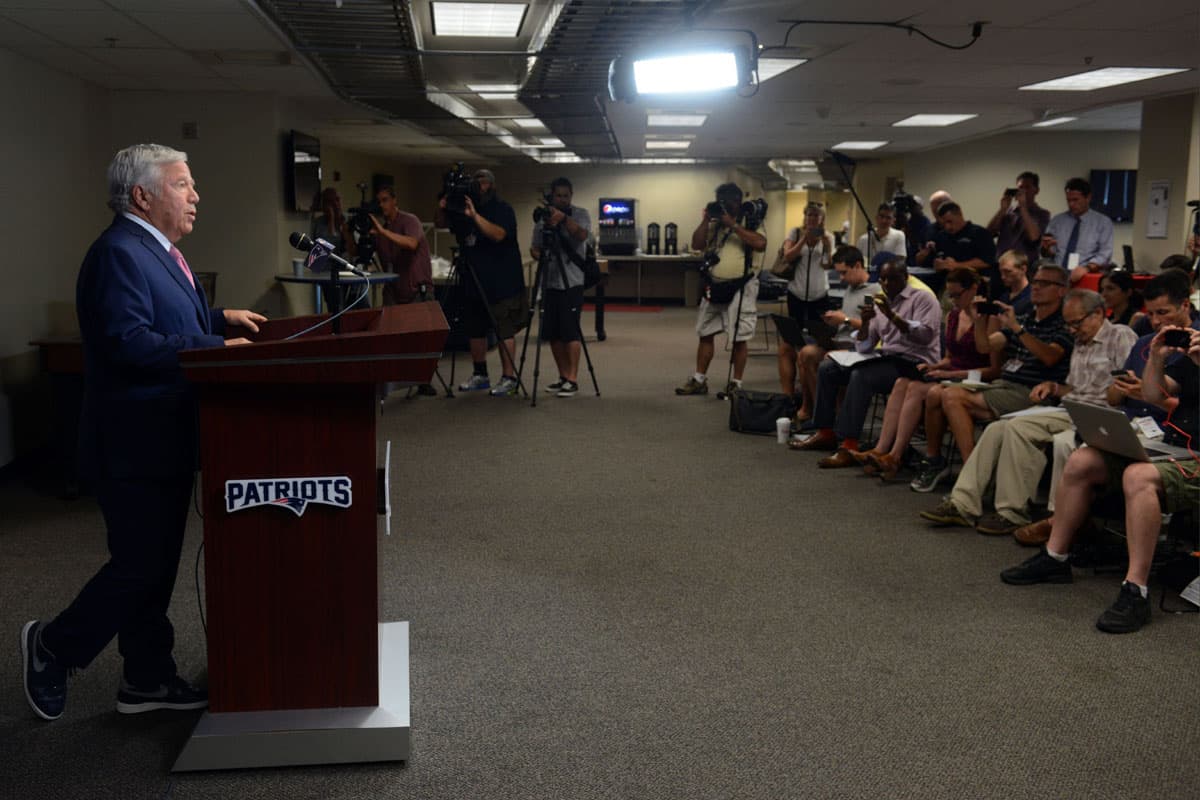 El dueño de los Pats en conferencia en el Gillette Stadium.