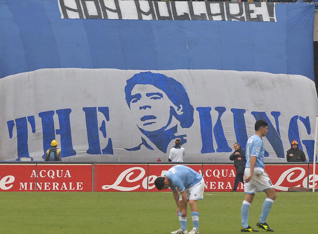 La mejor época como futbolista del Diego se vio en el San Paolo, donde enamoró a la gente con sus actuaciones, donde se eternizó gambeta a gambeta.