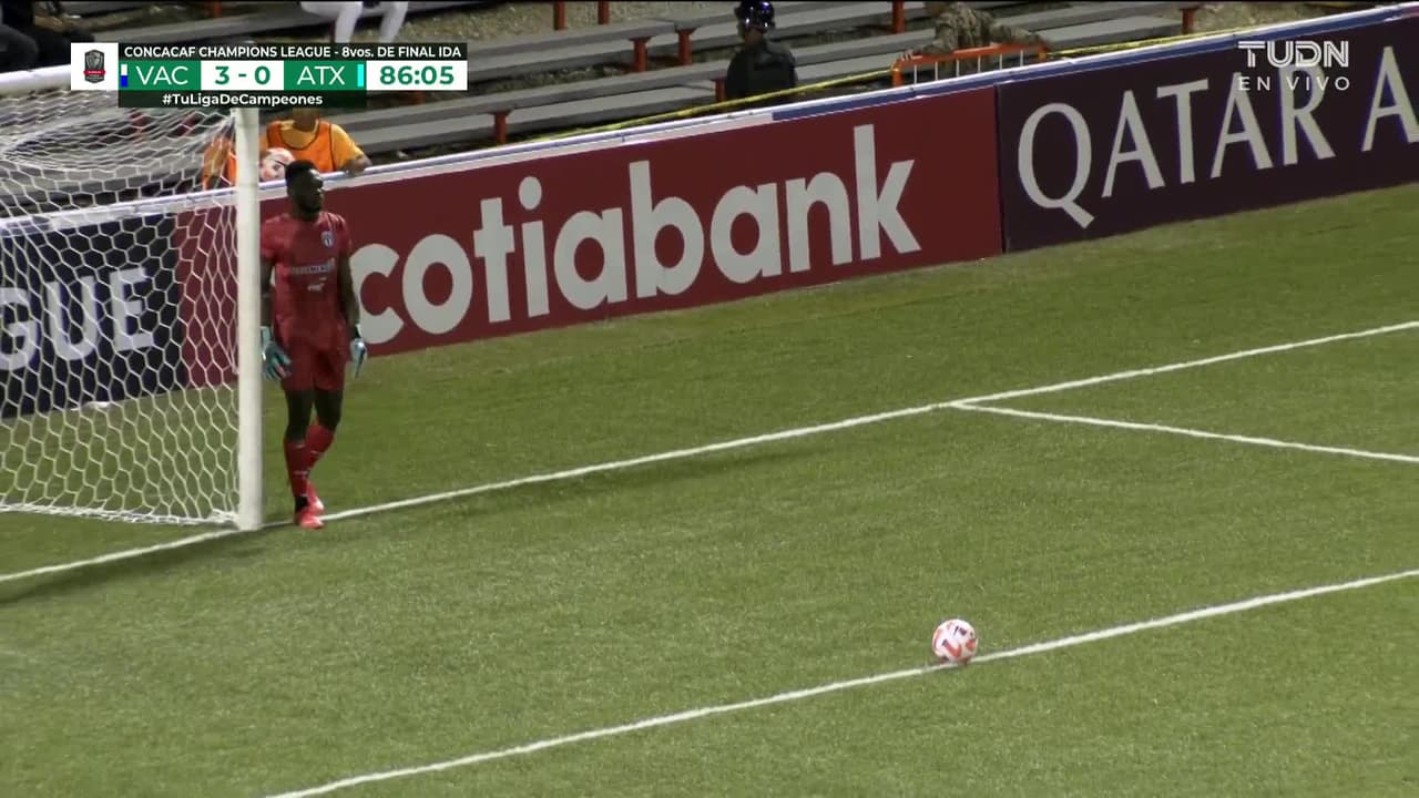 ¡CERCA! Maximiliano Urruti disparó que se estrella en el poste.