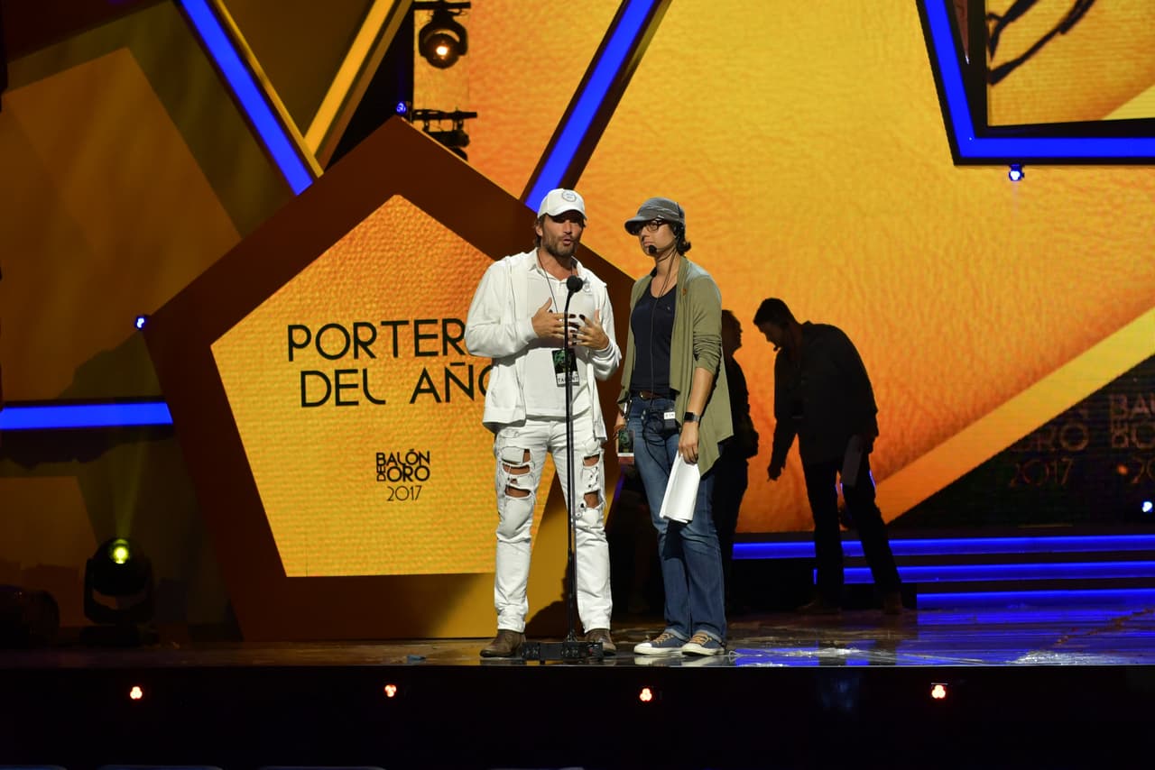 Julián Gil repasando los últimos detalles.