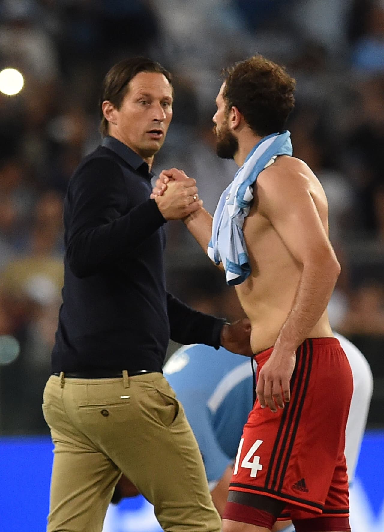 El entrenador austriaco Roger Schmidt planeaba que Mehmedi y Javier Hernández compitieran por el puesto junto a Kiessling.