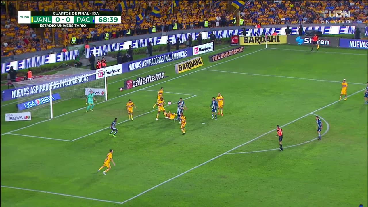 ¡TIRO ATAJADO! disparo por Avilés Hurtado.