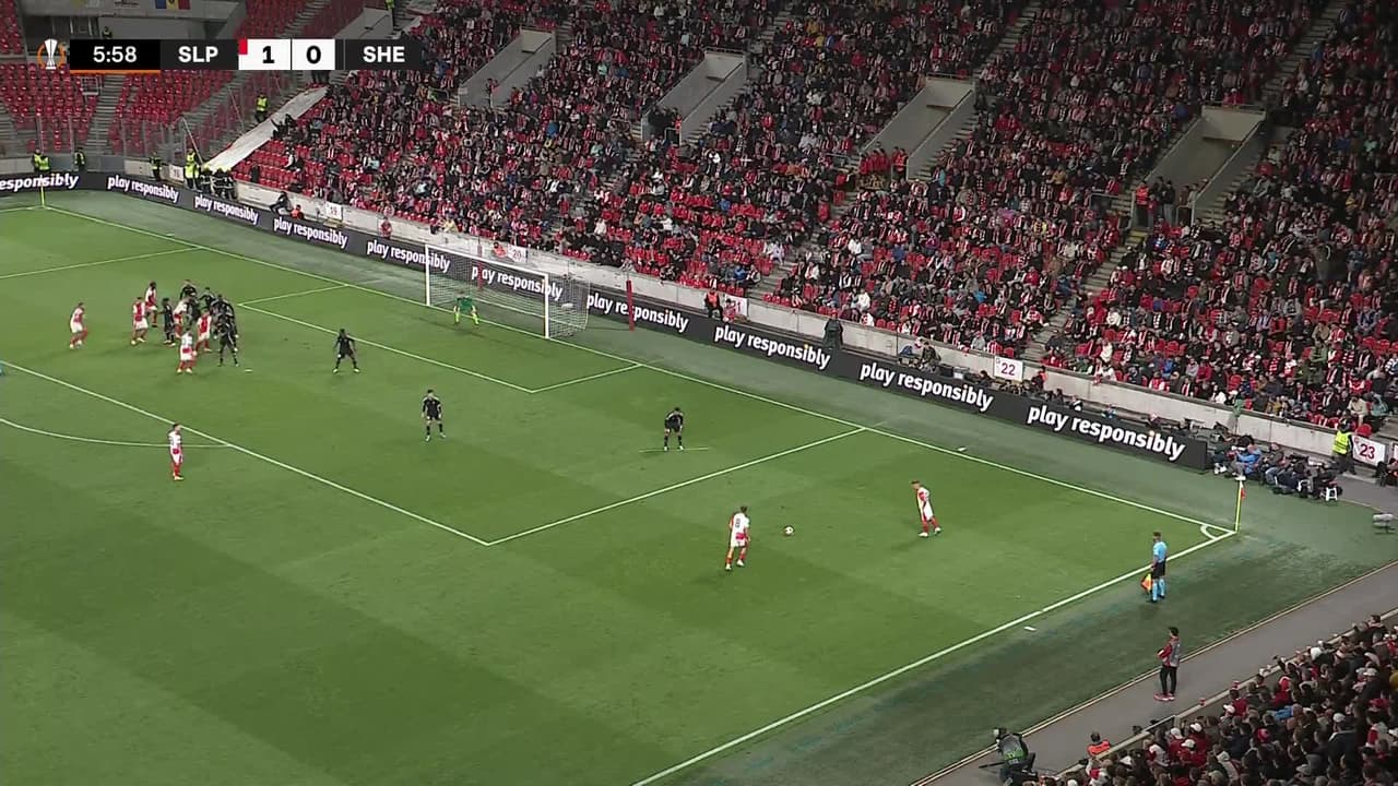 ¡GOL!  anota para Slavia Prague. Igoh Ogbu