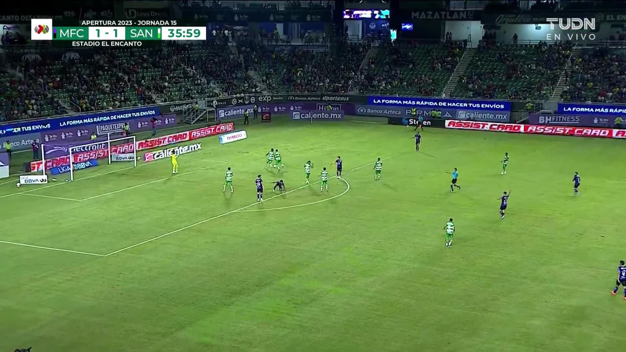 ¡CERCA! Alan Cervantes disparó que se estrella en el poste.