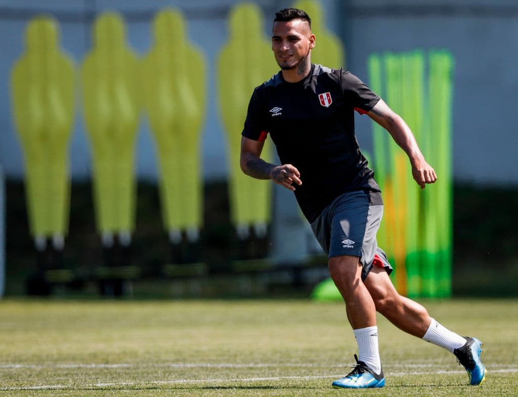 El defensa central del Flamengo Miguel Trauco, corre durante el entrenamiento final de su selección con el que despedirán un ansiado retorno a la justa mundialista tras 36 años de espera.