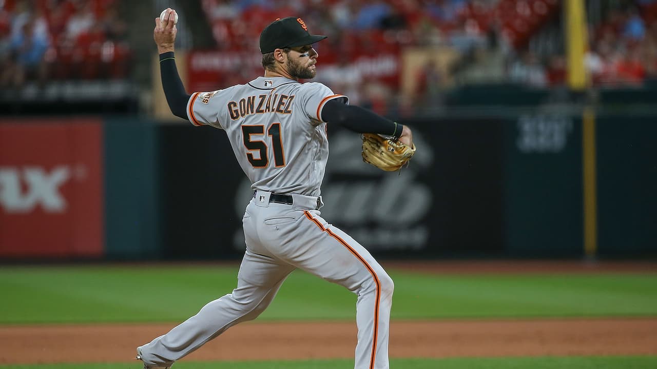 Mexicano González hace historia al conectar home run y debutar como lanzador