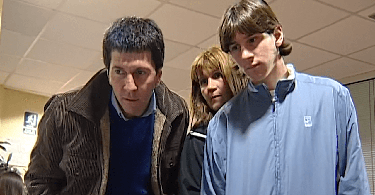 Lionel Messi está acompañado por sus padres y analiza su debut con el primer equipo del FC Barcelona en 2003 como parte de la inauguración del Estádio do Dragao del FC Porto.