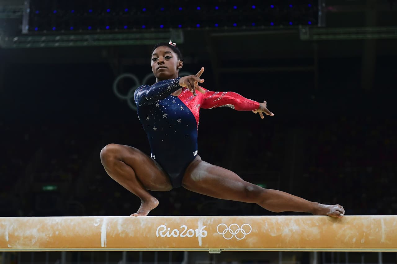 La estadounidense Simone Biles, favorita en gimnasia artística, cumple los pronósticos al dominar la calificación femenina con 62,366 puntos por delante de su compatriota Alexandra Raisman (60,607).