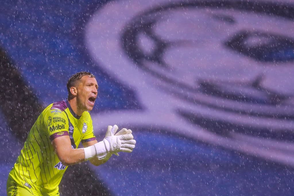 Al 21’ Romo dejó ir el primero para los cementeros. Se le escurrió el balón y no pudo conectar con la cabeza.