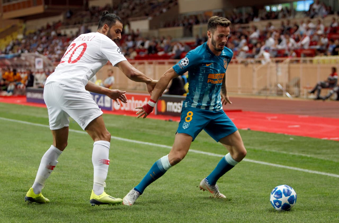 Saúl (der) del Atlético le sacaba hasta la úktima gota de jugo al terreno de juego para pasear el balón, jugando con la necesidad del Mónaco por tenerlo y buscar el empate.