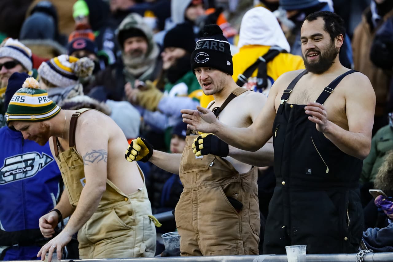 El colorido del fútbol americano en la NFL tuvo la belleza de las porristas como un punto de referencia, en medio de festividad navideña. Los fanáticos también le pusieron su toque particular a la fiesta.