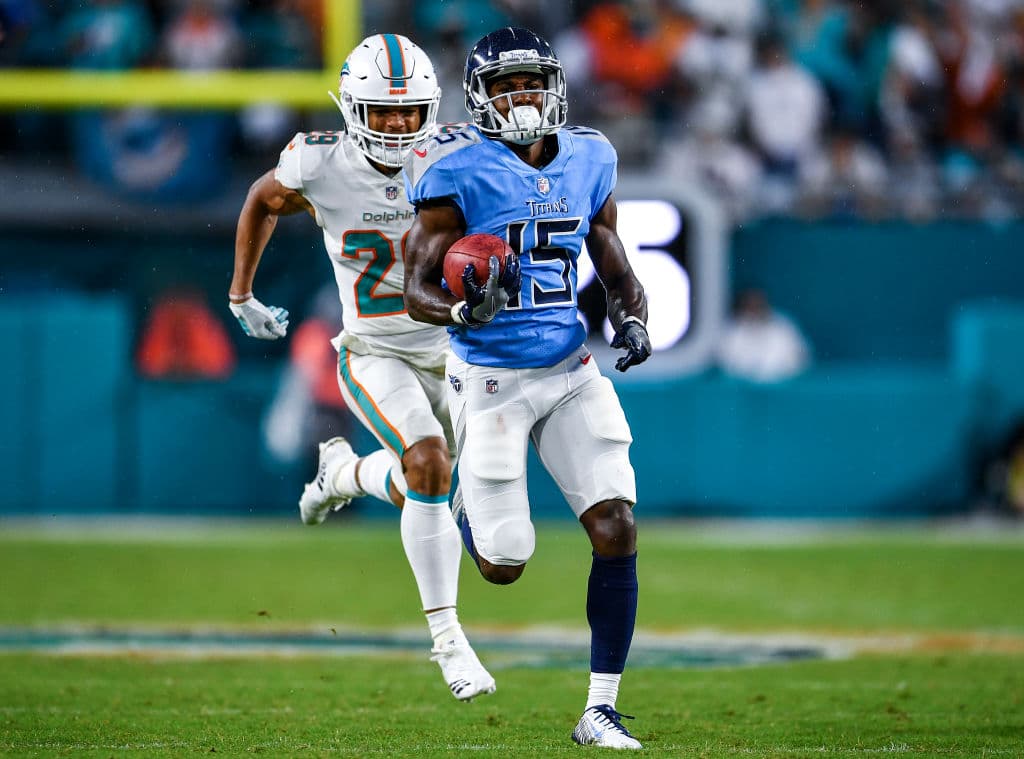 Tennessee respondió y pagó con la misma moneda: Darius Jennings (15) tuvo un regreso de kickoff de 94 yardas hasta touchdown para acercar a su equipo 24-17.