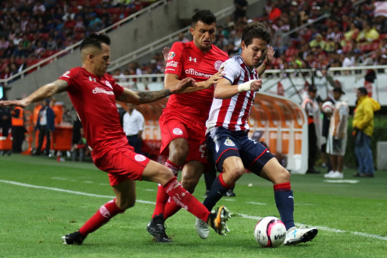 Los últimos minutos del encuentro, Chivas controló el balón pero poco pudo hacer en ataque a pesar de que Toluca jugaba con 10 hombres.