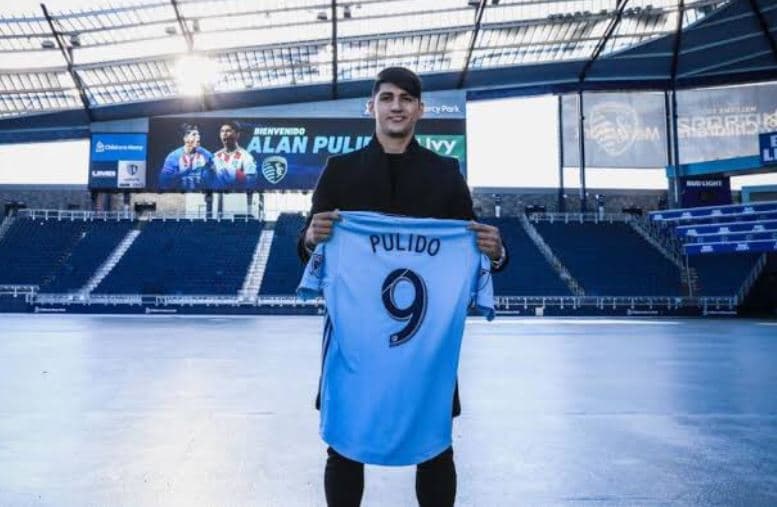 Alan Pulido festeja título de Chiefs en el Super Bowl