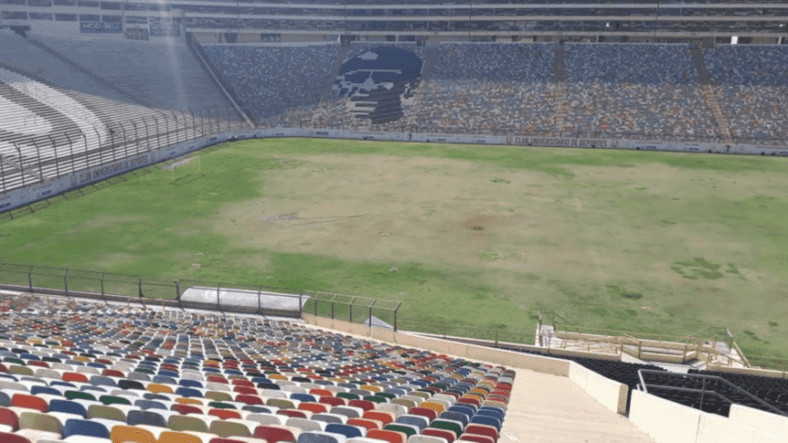 El pasto ha sido comido por el sol, la falta de agua es evidente al no tener mucho color ahora.