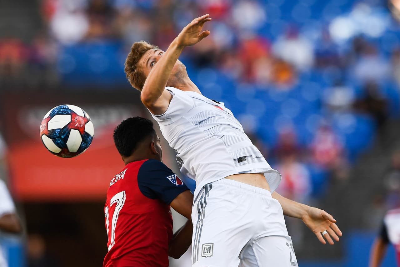 El defensa del Los Angeles FC (der) Walker Zimmerman rechazando un balón sobre el delantero del FC Dallas Jesús Ferreira.