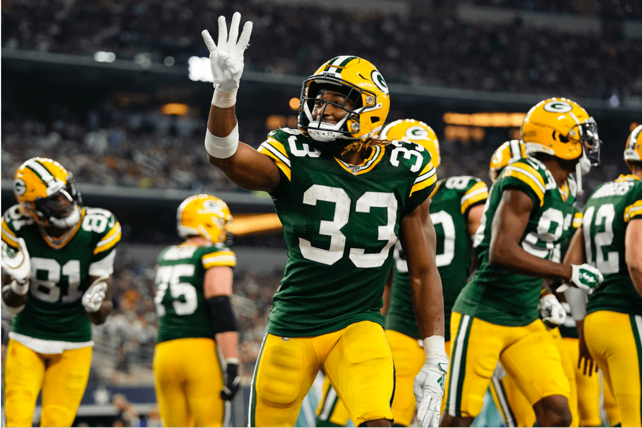 Aaron Jones de los Green Bay Packers celebra su cuarto touchdown del partido ante los Dallas Cowboys.