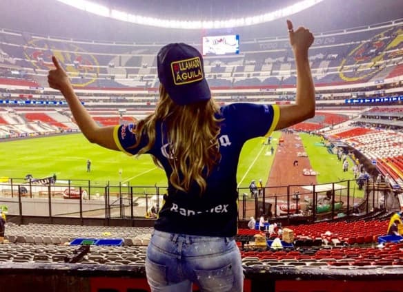 Karla es una sexy conductora mexicana que es gran fanática de América y celebró con todo el triunfo sobre Tigres.