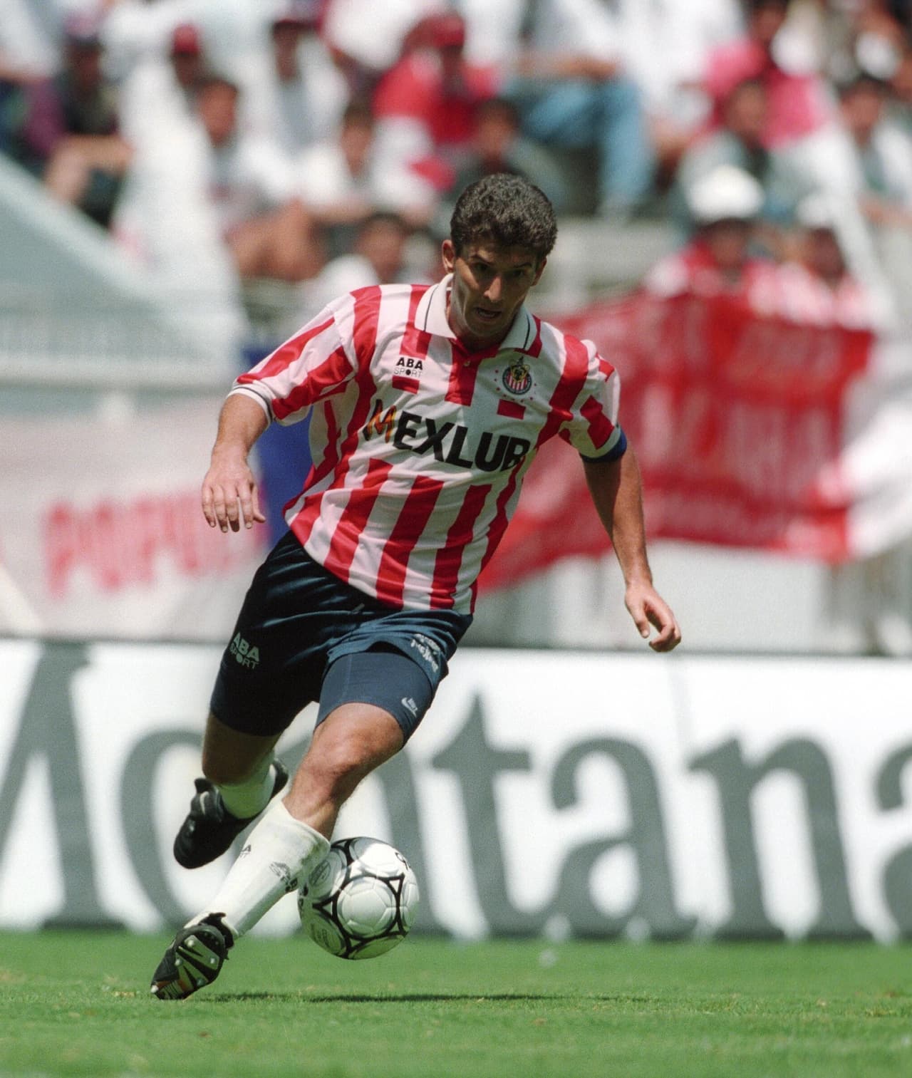 El Chepo de la Torre debutó como futbolista con el Guadalajara en 1982 y llegó a conquistar el título en la temporada 86-87. En 1988 sale del club y regresa pra volver a defender los colores de 1993 a 1995.