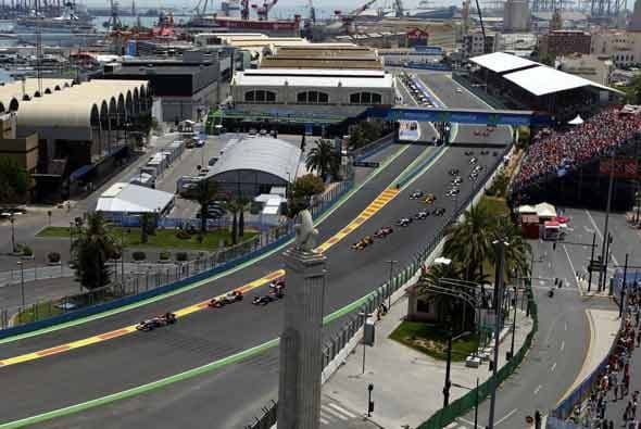 El Red Bull de Sebastian Vettel salió desde la 'pole position', seguido de cerca por Lewis Hamilton en su McLaren.