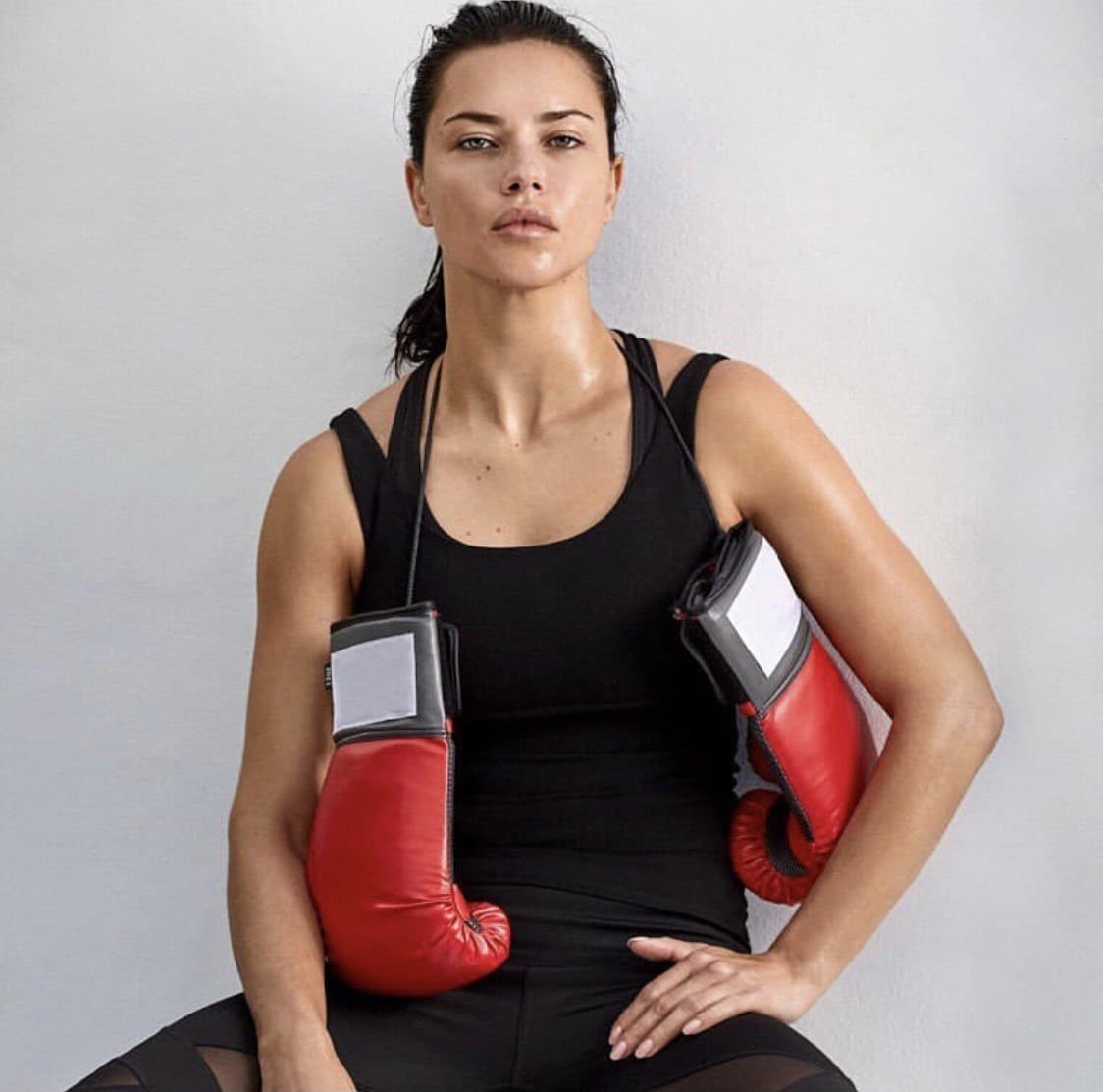 Adriana comenzó a modelar con Victoria Secret en 1999 y después de un tiempo,terminó su contrato en 2019.