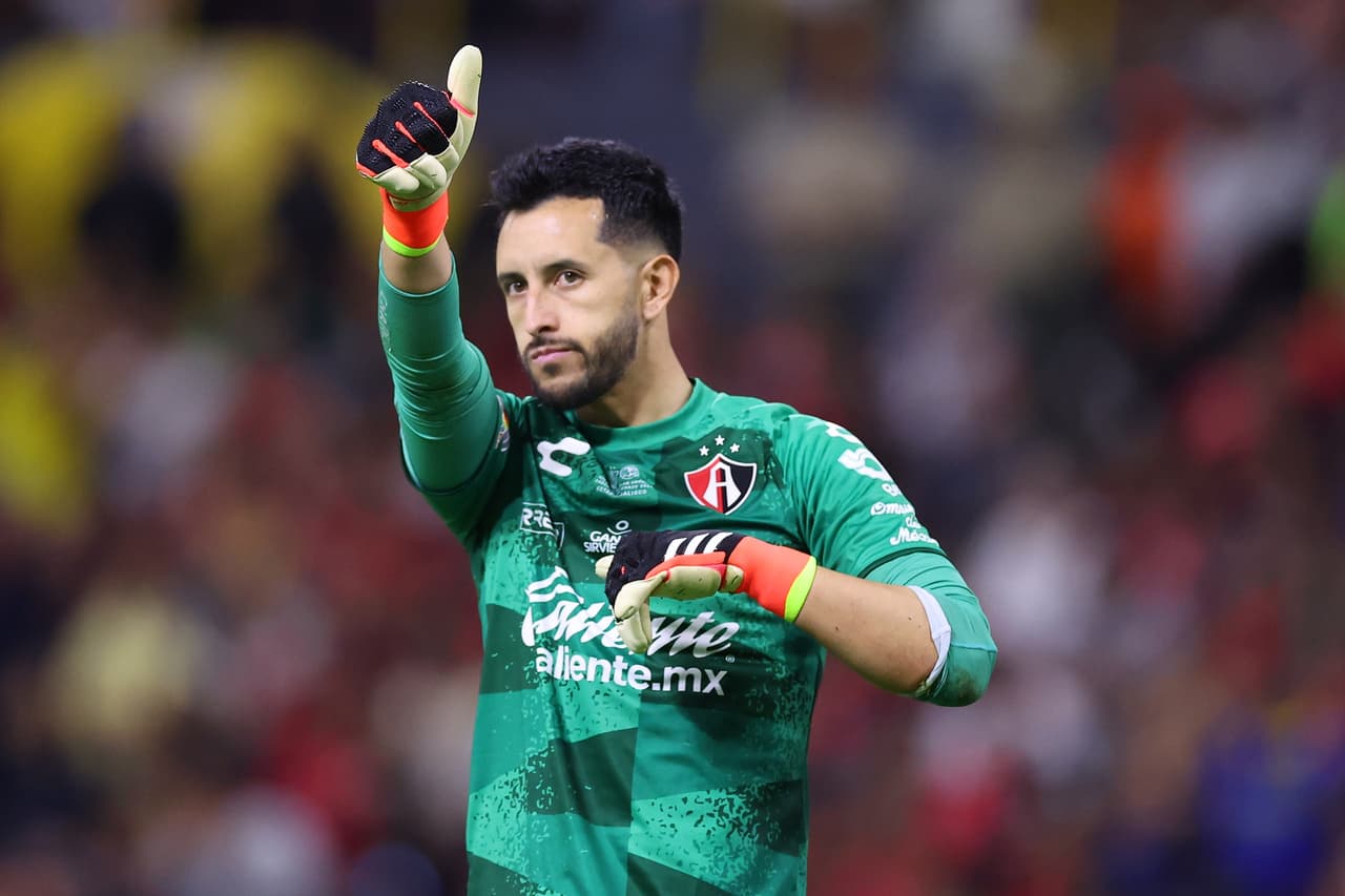 Camilo Vargas, portero de Atlas que ganó el Bicampeonato rojinegro y que ha sido pieza fundamental en el éxito reciente de la franquicia que no ganaba un título de liga en México desde hace medio siglo.