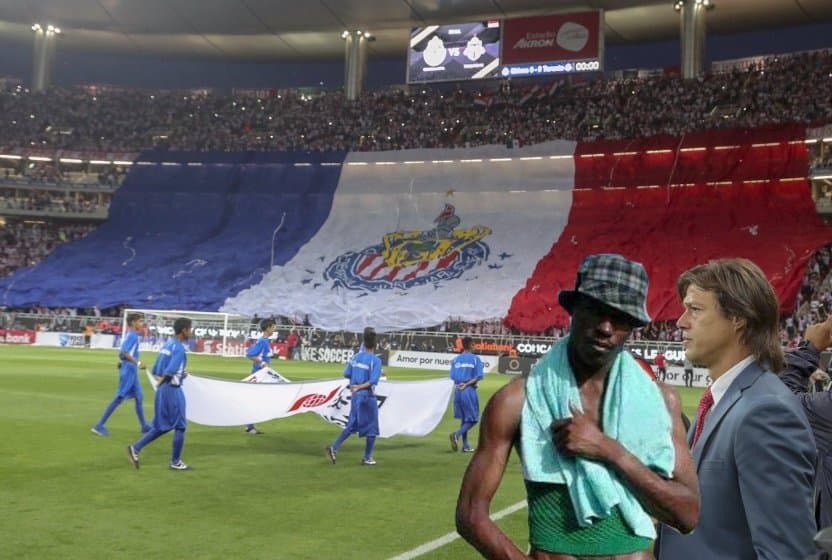 El equipo solo quería que su gente le ayudara a quitar a un intruso en un cuadro espectacular entre Matías Almeyda y la bandera gigante de su afición.