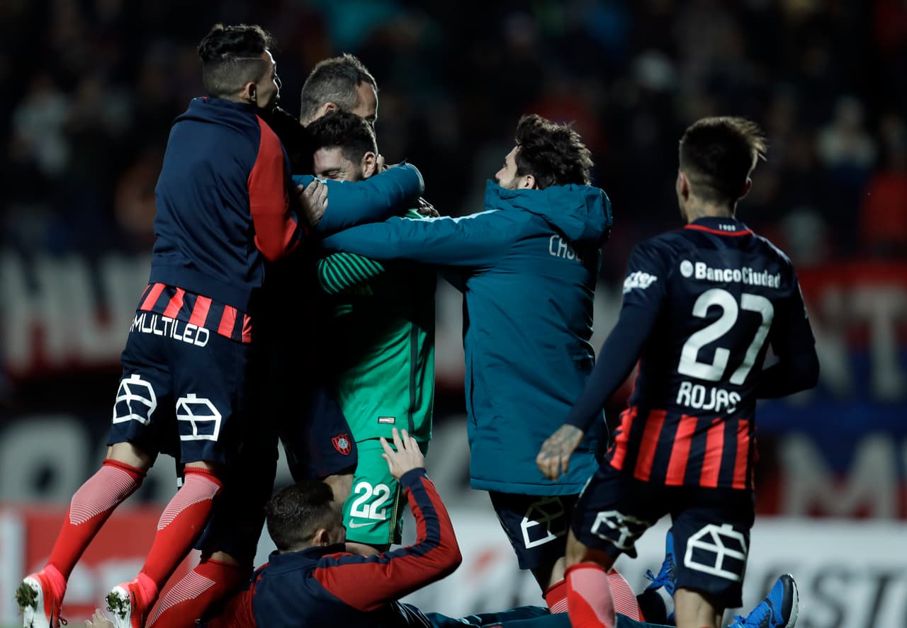 San Lorenzo clasificó por penaltis contra Emelec de Ecuador, luego de que la serie quedara emparejada. Los 'Cuervos' ya fueron campeones de la Libertadores en 2014.