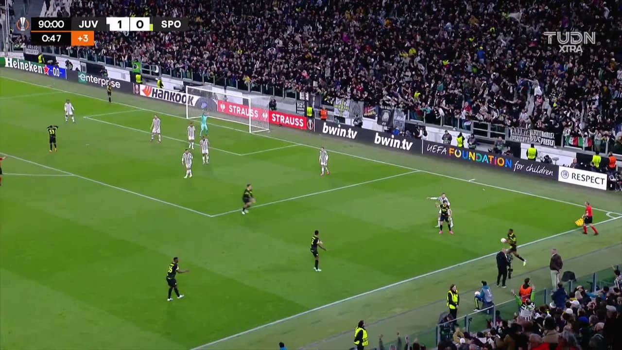 ¡TIRO ATAJADO! disparo por Héctor Bellerín.