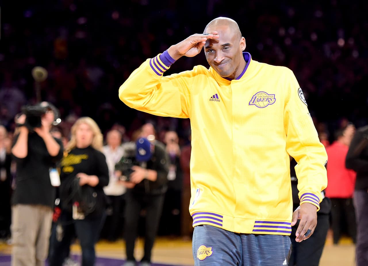 Los innumerables logros de 
<a href="https://www.univision.com/local/los-angeles-kmex/tenemos-tus-palabras-grabadas-en-el-corazon-estas-son-las-fotos-de-nuestra-audiencia-con-kobe-bryant-fotos">Kobe Bryant</a> fueron documentados durante dos décadas. Sin embargo, lo que no se conoce mucho sobre la superestrella de Los Ángeles Lakers es que él mismo escribió su estrategia de éxito en el libro titulado: 'Mentalidad Mamba, los secretos de mi éxito'.
<br>